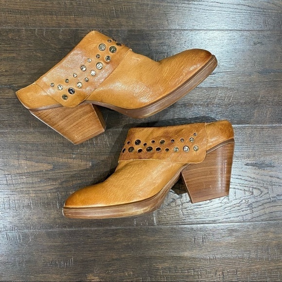 Sofft Gila Studded Leather Mule Size 7 Women - Picture 2 of 12